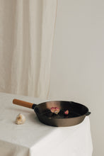 Lade das Bild in den Galerie-Viewer, THE NAKOA "ADIRA" PAN - POLISHED CAST IRON