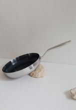 Lade das Bild in den Galerie-Viewer, THE NAKOA PAN - NONSTICK ETCHED