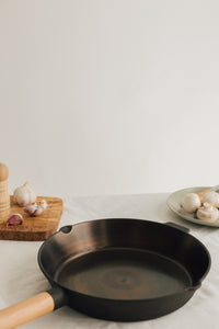 THE NAKOA "ADIRA" PAN - POLISHED CAST IRON