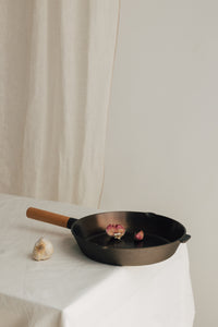 THE NAKOA "ADIRA" PAN - POLISHED CAST IRON